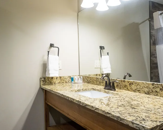 Deluxe, King Bed, Accessible, Sawtelle Mountain Resort 3/3