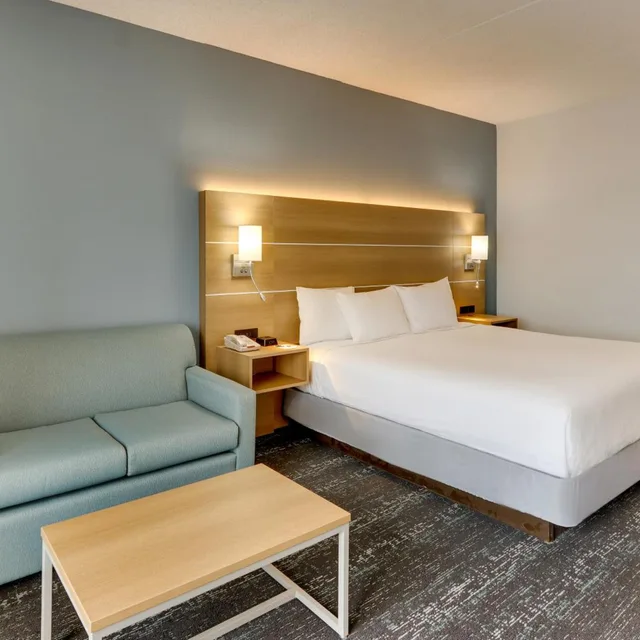 غرفة بسرير كينج بإطلالة على البحيرة، Parkshore Resort 1/6