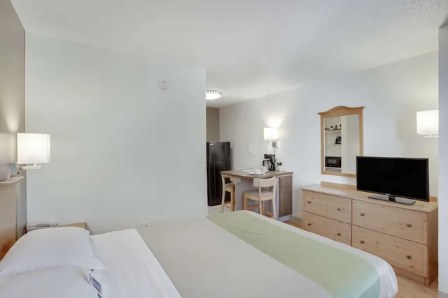 1 Queen Bed - Micfridge, Smoking، Studio6 Stafford, TX - Houston - Sugarland 4/6