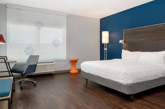 غرفة بسرير كينج بحوض استحمام لذوي الإعاقة، Tru by Hilton Brunswick 2/3