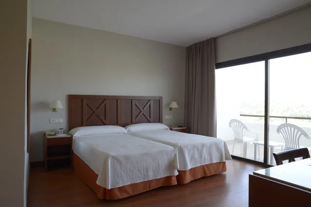 غرفة بسريرين منفصلين بإطلالة على البحر مع سرير إضافي، TRH Paraiso 2/5