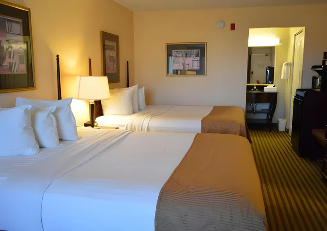 غرفة قياسية بسرير كوين، Opal Hotel and Suites 2/2