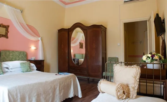 Basic, Triple, 1 Queen and 1 Single Bed, Marchionni 5/8