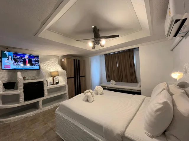 غرفة بسرير مزدوج مع سرير إضافي، Harrys Steakhouse & Beach Hotel 1/7