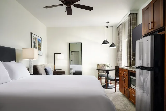 غرفة بسرير كينج مع أريكة، Marriott S Willow Ridge Lodge 1/2
