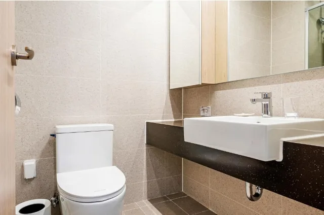 غرفة ديلوكس بسريرين منفصلين وسرير كوين وسرير فردي بإطلالة جزئية على البحر، Sokcho I Park Suite Hotel and Resort 6/8