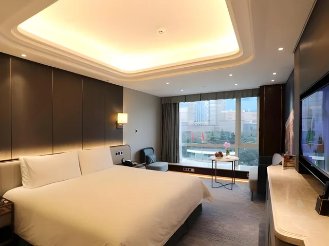 غرفة سوبيريور بسرير كينج وسرير كوين بإطلالة على الحديقة، Oriental Riverside Hotel Shanghai International Convention Center 1/3