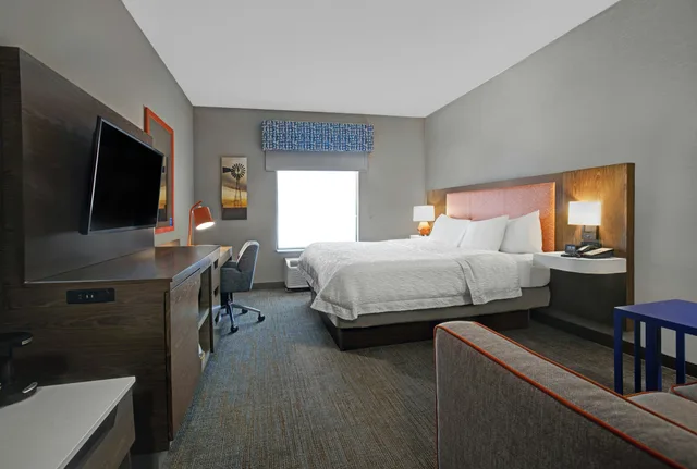 غرفة بسرير كينج مع أريكة، Hampton Inn Keokukia 2/5