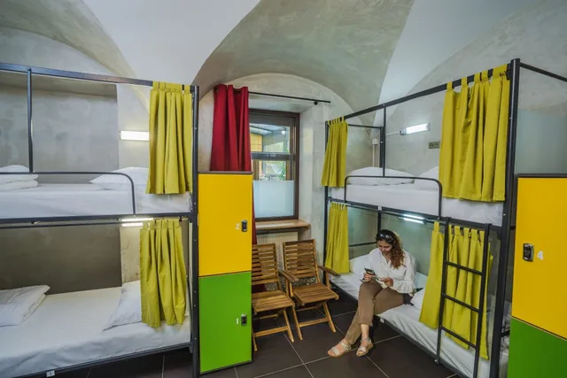 سكن مشترك مختلط بستة أسرّة بحمام خاص، Oki Doki Old Town Hostel 1/1