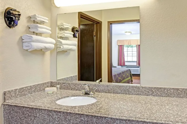 غرفة بسريرين كوين للمدخنين، Super 8 By Wyndham Shawnee 2/6