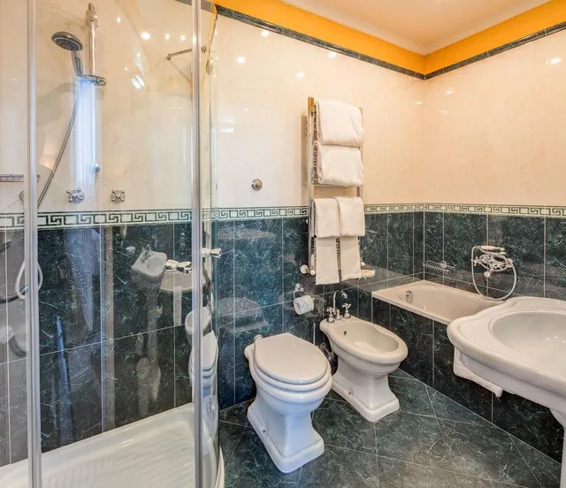 غرفة سوبيريور مفردة بسرير كوين بإطلالة، Roma Hotel 2/2