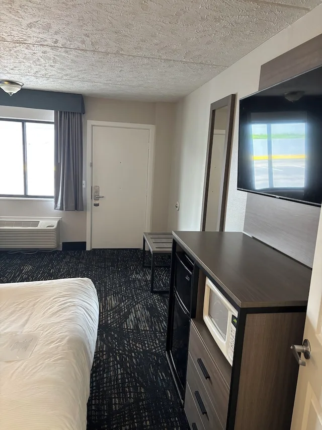 Room, Queen Bed, Building 2, Accessible, Baymont by Wyndham Petoskey 3/6