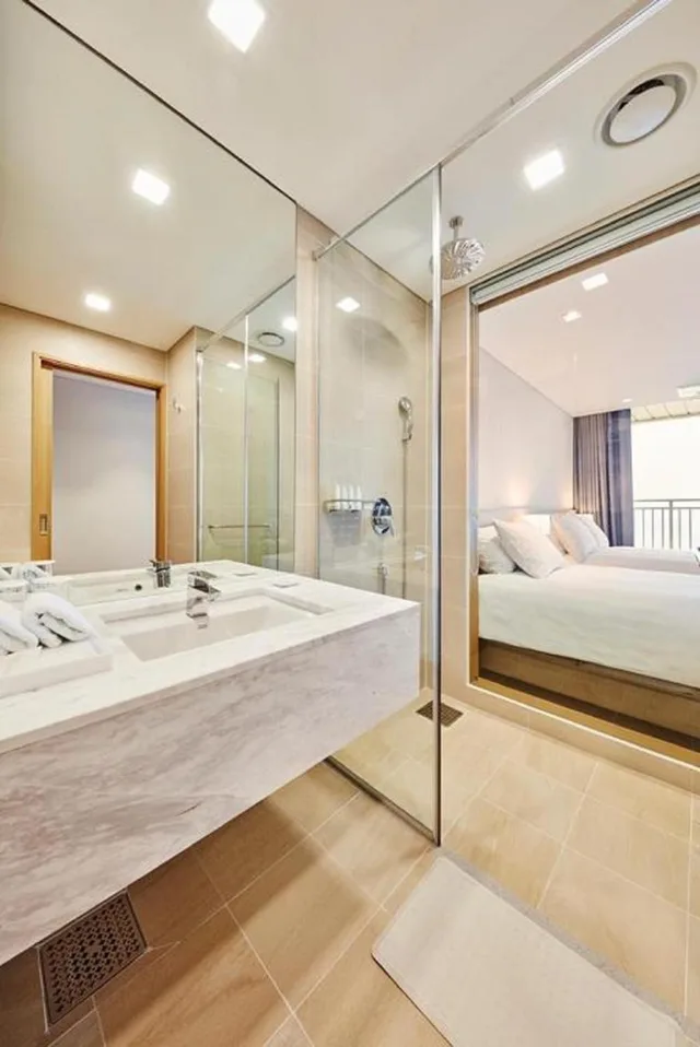 Pine, Tree, Deluxe, Family, Twin Beds, 4 Double Beds, Lake or Lake View, Hot Tub، SkyBay Hotel Gyeongpo 8/8