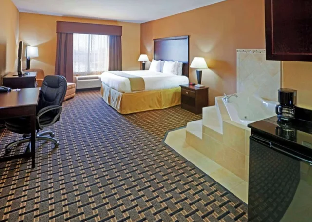 جناح بسرير كينج بجاكوزي، Comfort Inn & Suites Dallas Medical-Market Center 2/3
