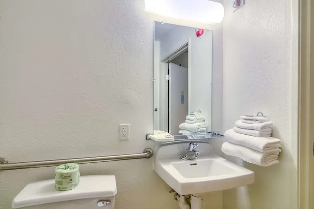 Deluxe, Queen Bed, Motel6 Arlington Heights, IL - Chicago North Central 6/7