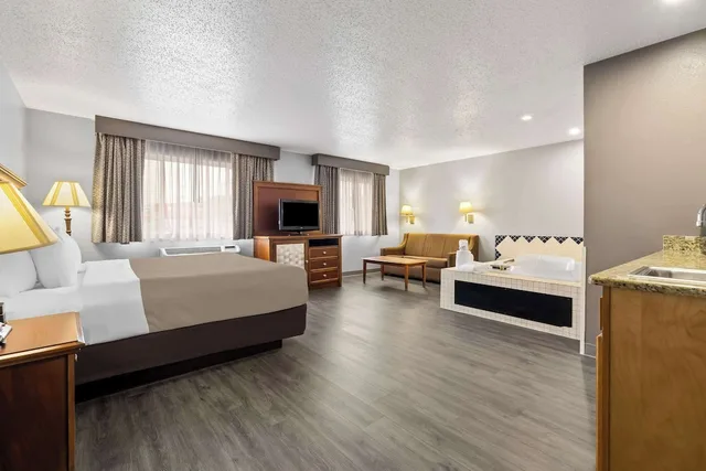 جناح بسرير كينج بجاكوزي، Quality Inn near Monument Health Rapid City Hospital 2/4
