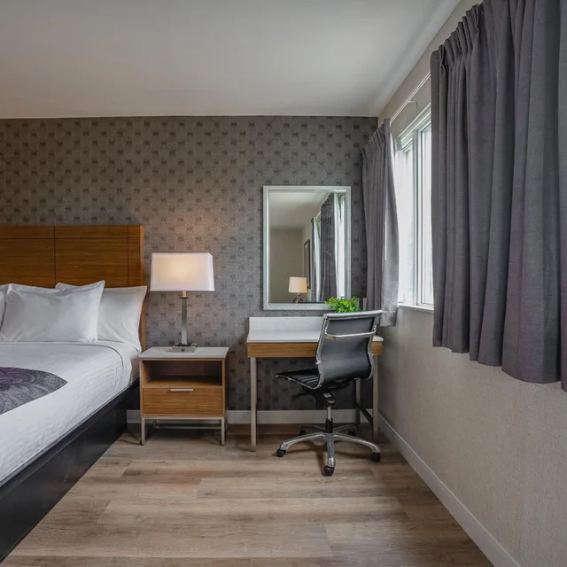 استوديو بسرير كينج، Monte Carlo Inn Oakville Suites 5/10