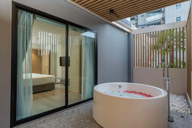 جناح بسرير كينج وسريرين منفصلين بشرفة بغرفتي نوم بمنطقة جلوس بحوض استحمام، Best Western Plus Carapace Hotel Hua Hin 5/5