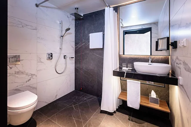 غرفة بريميوم بسرير كينج، Radisson Blu Hotel at Porsche Design Tower Stuttgart 4/5