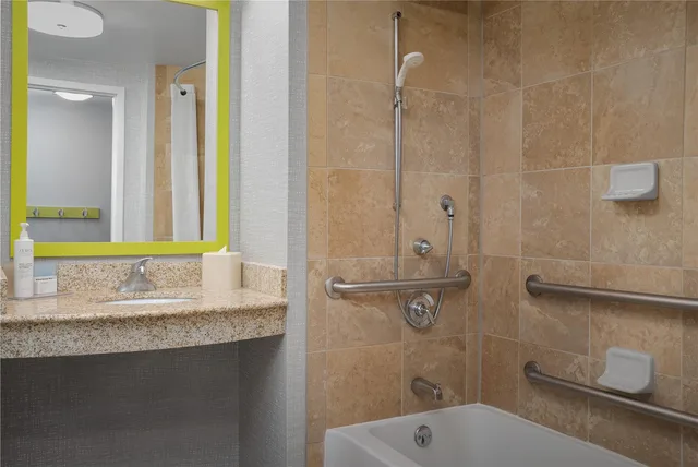 غرفة بسرير كينج لذوي الإعاقة، Hampton Inn Suites By Hilton Omaha Downtown 4/5