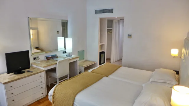غرفة قياسية بسرير مزدوج بإطلالة جزئية على البحر، Grecian Sands Hotel 5/9