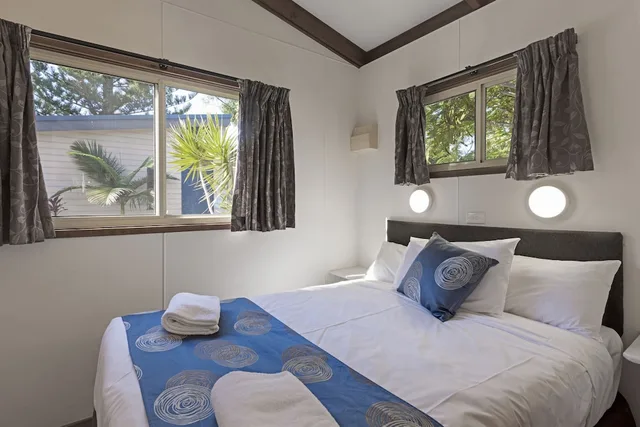 غرفة اقتصادية بسرير مزدوج وسرير بطابقين بغرفة نوم واحدة، Discovery Parks - Emerald Beach 1/2