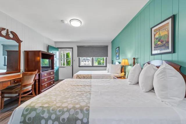 غرفة بسريرين مزدوجين، Glass House Inn 1/10
