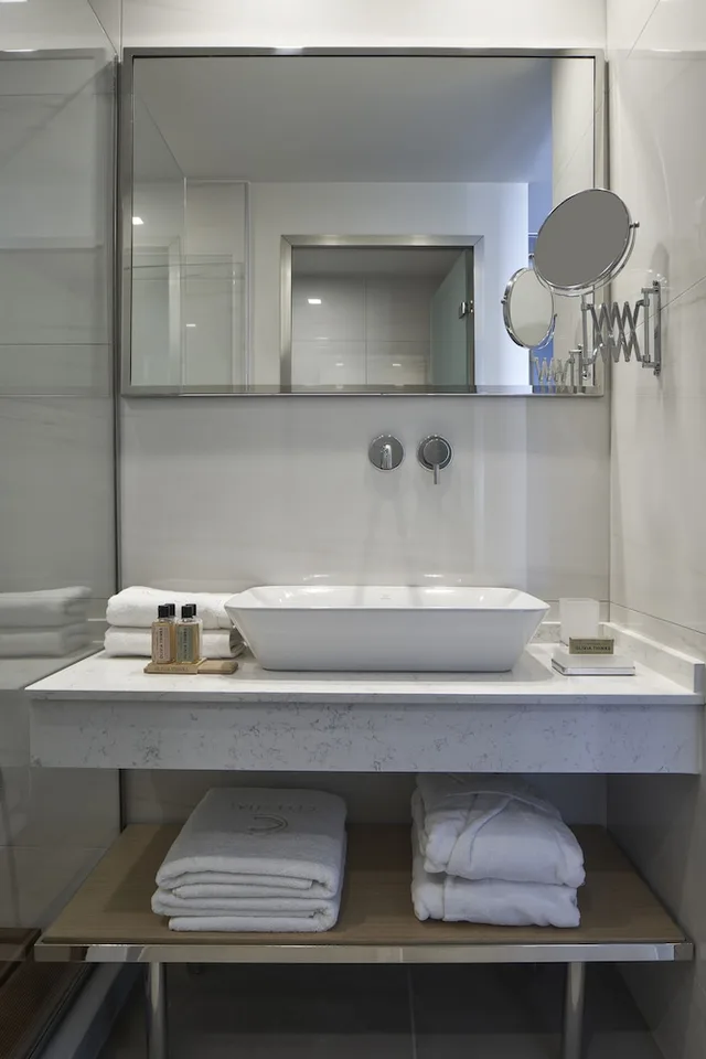 جناح ديلوكس بسريرين منفصلين بإطلالة على البحر مع أريكة بمسبح خاص، Celestial All Suites - Adults Only 5/5