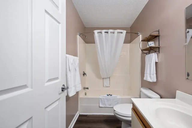 Suite, King Bed, Affordable Suites 4/5