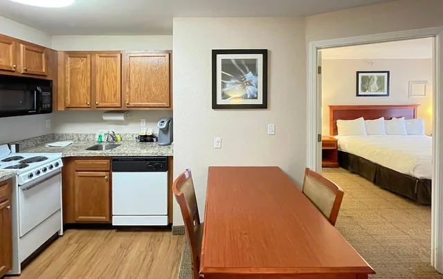 جناح بسرير كينج مع أريكة بحوض جاكوزي، Smart Suites, an Ascend Collection Hotel 5/10