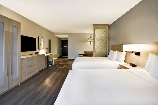 غرفة بسريرين كوين مع أريكة، Hyatt Place Fresno 1/3