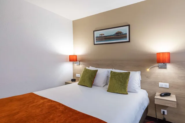 غرفة متصلة عائلية بسرير كوين وسريرين منفصلين بحوض استحمام، Best Western Hotel Le Bordeaux Sud 1/3