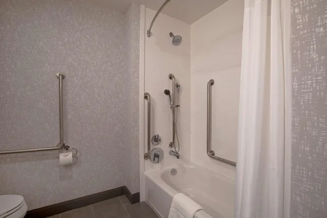 غرفة بسرير مزدوج لذوي الإعاقة، Hampton Inn Suites Ottawa West Ontario Canada 2/2
