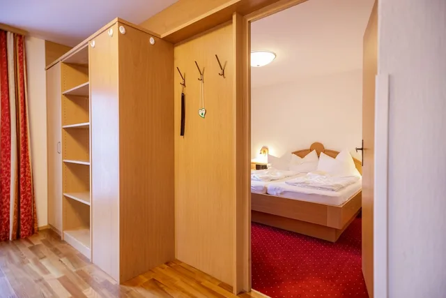 غرفة عائلية بسريرين كينج بإطلالة على الجبل بشرفة، Feriendorf Ponyhof 2/3