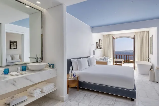 جناح بريميوم بسرير كينج بإطلالة على البحر مع أريكة، Mykonos Grand Hotel and Resort 1/1