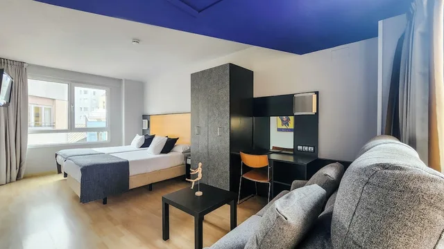 غرفة بسريرين منفصلين مع أريكة، Hotel Faranda Express Pathos Gijon, Ascend Hotel Collection 3/5