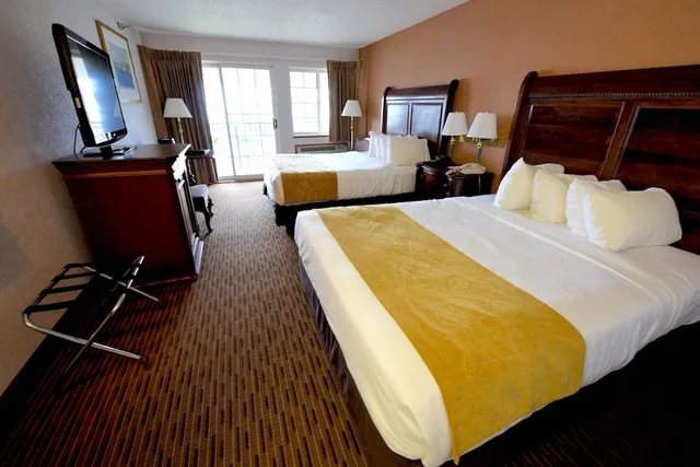 غرفة ديلوكس بسريرين كوين بإطلالة على البحيرة، Crown Choice Inn Suites Lakeview Waterpark 1/7