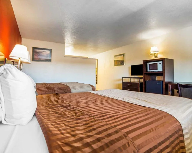 غرفة قياسية بسريرين كوين، Rodeway Inn At Lake Powell 6/8