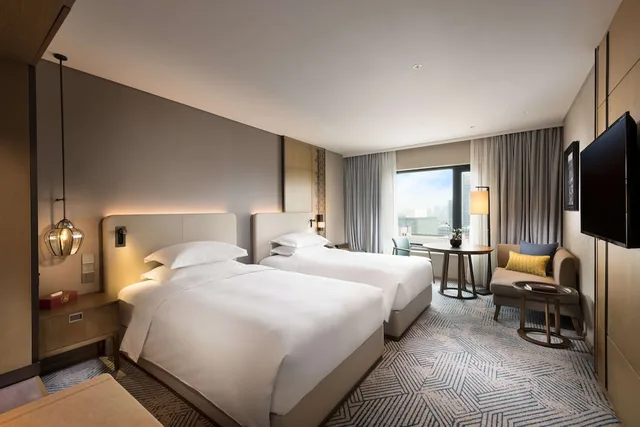 غرفة ديلوكس بسريرين منفصلين بشرفة، Hilton Beijing 1/3