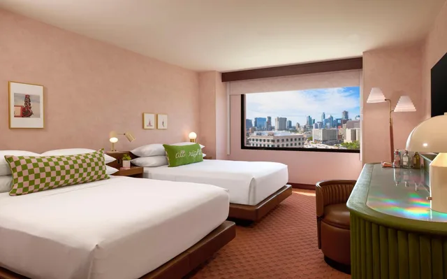 غرفة بسريرين كوين في طابق مرتفع، Renaissance Austin Downtown Hotel 5/11