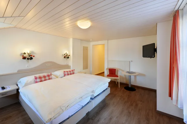 غرفة قياسية بسرير كينج، Beausite Hotel Interlaken 2/4