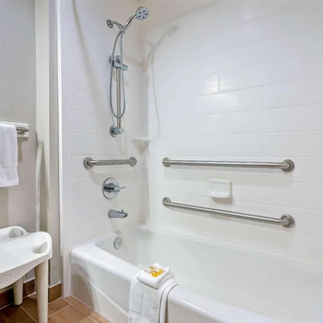 غرفة بسرير كينج بحوض استحمام لذوي الإعاقة، La Quinta Inn & Suites by Wyndham College Station South 3/5
