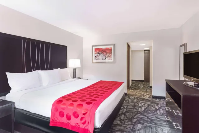 غرفة بسرير كينج مع أريكة، Ramada By Wyndham Tuscaloosa 1/1