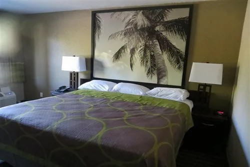 غرفة بسرير كينج للمدخنين، Super 8 Fort Myers Hotel 1/1