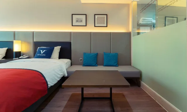 غرفة ديلوكس عائلية بسريرين منفصلين وسرير كينج وسرير فردي بإطلالة على البحر، Yeosu Venezia Hotel & Suites 4/7