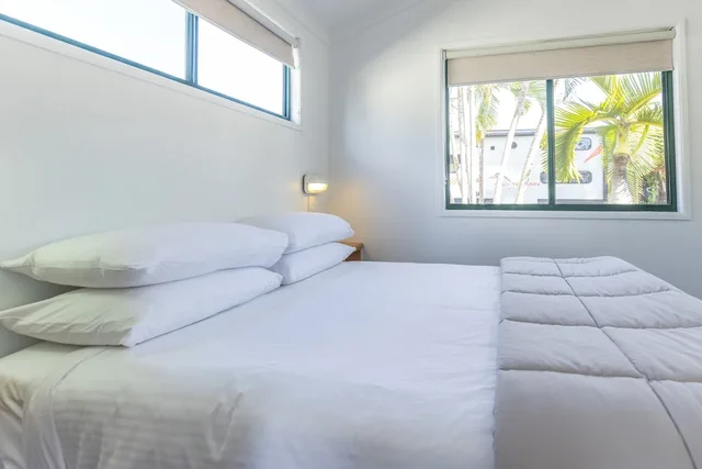 كابينة بسرير كوين وسرير بطابقين بإطلالة على الشاطئ بغرفة نوم واحدة، NRMA Bowen Beachfront Holiday Park 2/2