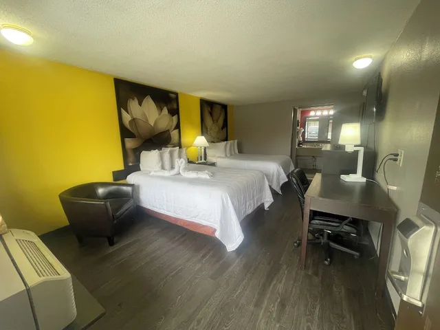 غرفة بسريرين مزدوجين، Super 8 by Wyndham Monroe 6/9