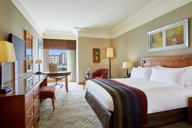 جناح بسرير كينج بإطلالة على المسبح بغرفة نوم واحدة للمدخنين، Holiday Inn Cairo City Stars 2/3