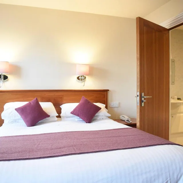 غرفة سوبيريور بسرير مزدوج بإطلالة على البحر، The Royal Hotel, Portree 1/9