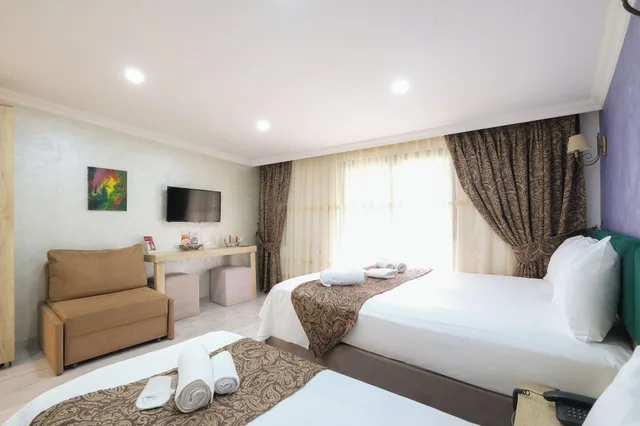 غرفة عائلية رباعية بسرير مزدوج وسرير فردي مع أريكة، Loren Hotel Suites 2/10